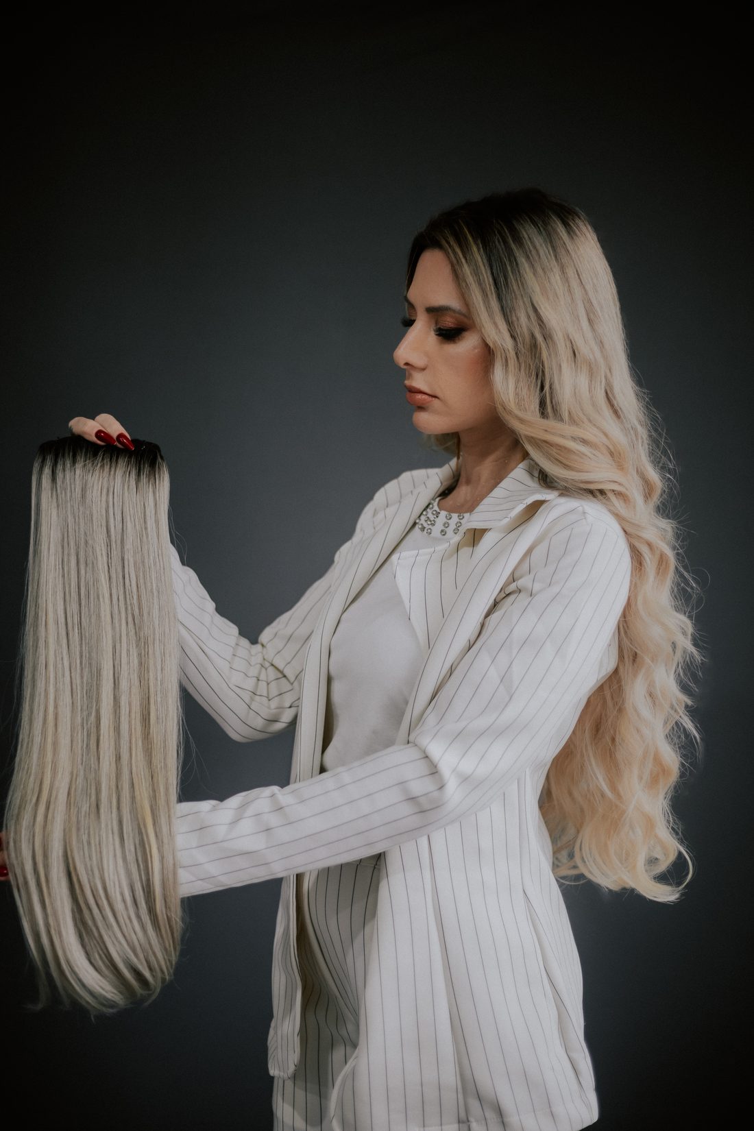 Ju Lourenço segurando a tela de Mega Hair